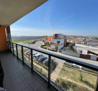 KOŠICE-2 IZBOVÝ BYT,NOVOSTAVBA,KOMPLET ZARIADENÝ,VL.PARK. MIESTO - Pohľad z balkóna na ulicu Borievková, Košice - mestská časť Vyšné Opátske.