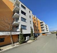 KOŠICE-2 IZBOVÝ BYT,NOVOSTAVBA,KOMPLET ZARIADENÝ,VL.PARK. MIESTO - Bytový dom na ulici Borievkova v Košiciach, mestská časť Vyšné Opátske, s parkovaním.