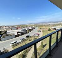 KOŠICE-2 IZBOVÝ BYT,NOVOSTAVBA,KOMPLET ZARIADENÝ,VL.PARK. MIESTO - Výhľad z balkóna na Borievkovej ulici v Košiciach, mestská časť Vyšné Opátske.