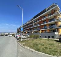 KOŠICE-2 IZBOVÝ BYT,NOVOSTAVBA,KOMPLET ZARIADENÝ,VL.PARK. MIESTO - Bytový dom na Borievkovej ulici, Košice - mestská časť Vyšné Opátske, so zaparkovanými autami.