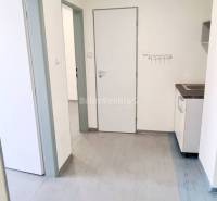 Dobré reality-na prenájom priestory 48,4 m2 a 30,90m2+ kúpelňa s wc, p - Interiér kancelárií s laminátovou podlahou a bielymi stenami, kuchynská linka v rohu.