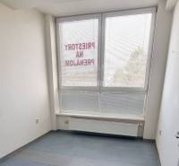 Dobré reality-na prenájom priestory 48,4 m2 a 30,90m2+ kúpelňa s wc, p - Malá kancelária s veľkými oknami a podlahou s dreveným dekorom.