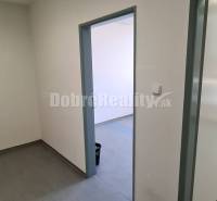 Dobré reality-na prenájom priestory 48,4 m2 a 30,90m2+ kúpelňa s wc, p - Úzke kancelárske priestory so sivou podlahou a bielymi stenami, vhodné pre pracovné aktivity.