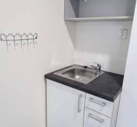 Dobré reality-na prenájom priestory 48,4 m2 a 30,90m2+ kúpelňa s wc, p - Kancelárie so skrinkou, drezom a policou, podlaha s dreveným dekorom.