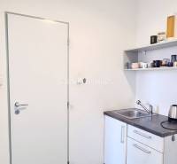 Dobré reality-na prenájom priestory 48,4 m2 a 30,90m2+ kúpelňa s wc, p - Malá kuchynka v kancelárii s umývadlom, policou a kanvicou.