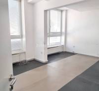 Dobré reality-na prenájom priestory 48,4 m2 a 30,90m2+ kúpelňa s wc, p - Kancelárie s veľkými oknami a šedou podlahou v neutrálnej farbe.