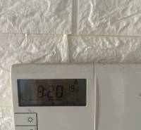 MH293- Na predaj 3 izbový byt v Hurbanove! - Regulátor teploty na bielej stene v 3-izbovom byte, zobrazuje 19,6 °C.