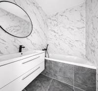 NOVÁ KOMPLET. REK., 3–IZB. BYT, PIVNICA, BALKÓN, DUKELSKÁ, BERNOLÁKOVO - Kúpeľňa s mramorovým obkladom, oválnym zrkadlom a moderným umývadlom v 3-izbovom byte.