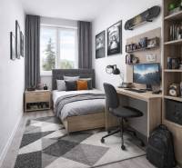 NOVÁ KOMPLET. REK., 3–IZB. BYT, PIVNICA, BALKÓN, DUKELSKÁ, BERNOLÁKOVO - Izba s podlahou s dreveným dekorom, posteľou a pracovným stolom v 3-izbovom byte.