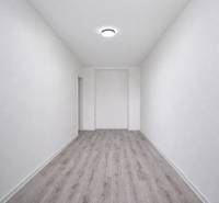 NOVÁ KOMPLET. REK., 3–IZB. BYT, PIVNICA, BALKÓN, DUKELSKÁ, BERNOLÁKOVO - Úzky priestor s podlahou s dreveným dekorom v 3-izbovom byte.