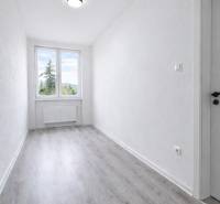 NOVÁ KOMPLET. REK., 3–IZB. BYT, PIVNICA, BALKÓN, DUKELSKÁ, BERNOLÁKOVO - Úzka miestnosť s veľkým oknom a podlahou s dreveným dekorom v 3-izbovom byte.