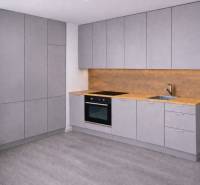 NOVÁ KOMPLET. REK., 3–IZB. BYT, PIVNICA, BALKÓN, DUKELSKÁ, BERNOLÁKOVO - Kuchyňa so šedými skrinkami, dreveným dekorom podlahy a osvetlením do 3-izbového bytu.