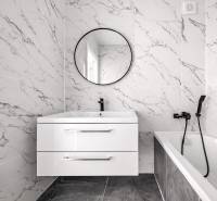 NOVÁ KOMPLET. REK., 3–IZB. BYT, PIVNICA, BALKÓN, DUKELSKÁ, BERNOLÁKOVO - Kúpeľňa v 3-izbovom byte s mramorovým obkladom, umývadlom a zrkadlom.