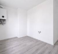 NOVÁ KOMPLET. REK., 3–IZB. BYT, PIVNICA, BALKÓN, DUKELSKÁ, BERNOLÁKOVO - Izba s kotlom a podlahou s dreveným dekorom v 3-izbovom byte.