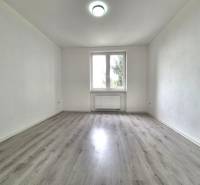 NOVÁ KOMPLET. REK., 3–IZB. BYT, PIVNICA, BALKÓN, DUKELSKÁ, BERNOLÁKOVO - Prázdna miestnosť s podlahou s dreveným dekorom a bielymi stenami v 3-izbovom byte.