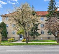 NOVÁ KOMPLET. REK., 3–IZB. BYT, PIVNICA, BALKÓN, DUKELSKÁ, BERNOLÁKOVO - Bytový dom na Dukelskej ulici v Bernolákove s tromi poschodiami a okolitou zeleňou.