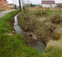 Veľký stavebný pozemok len 15 km od Nitry v obci Horná Kráľová - Potok pri pozemkoch na bývanie v Hornej Kráľovej obklopený zeleňou a stromami.