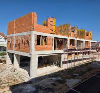 CHORVÁTSKO - Apartmány 40 m od mora vo výstavbe - SRIMA, VODICE - Výstavba 3-izbového bytu v Srime, so zjavnými rozostavanými tehlovými múrmi.
