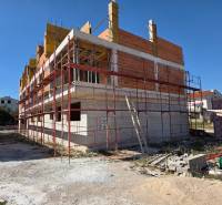 CHORVÁTSKO - Apartmány 40 m od mora vo výstavbe - SRIMA, VODICE - Stavebný objekt 3-izbového bytu v Srime, ktorý je vo výstavbe s lešením.