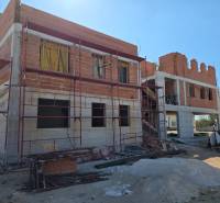 CHORVÁTSKO - Apartmány 40 m od mora vo výstavbe - SRIMA, VODICE - Rozostavaný 3-izbový byt v meste Srima s lešením a stavebným materiálom.