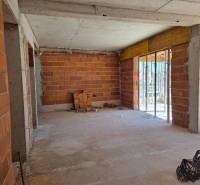 CHORVÁTSKO - Apartmány 40 m od mora vo výstavbe - SRIMA, VODICE - Stavba 3-izbového bytu v Srime s tehlovými stenami a betónovou podlahou.