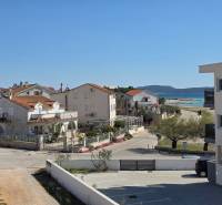 CHORVÁTSKO - Apartmány 40 m od mora vo výstavbe - SRIMA, VODICE - Pohľad z 3-izbového bytu v Srime na more a okolité domy.