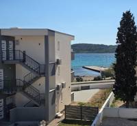 CHORVÁTSKO - Apartmány 40 m od mora vo výstavbe - SRIMA, VODICE - Pohľad na okolie v Srima s výhľadom na more a apartmánovým domom.