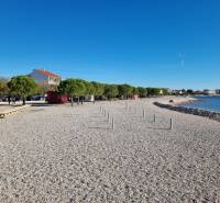 CHORVÁTSKO - Apartmány 40 m od mora vo výstavbe - SRIMA, VODICE - Nádherná štrková pláž s čistým morom a stromami pozdĺž chodníka.
