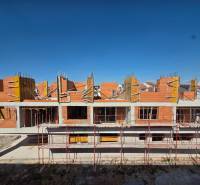 CHORVÁTSKO - Apartmány 40 m od mora vo výstavbe - SRIMA, VODICE - Rozostavaný 3-izbový byt v Srime s červenými tehlami a lešením.