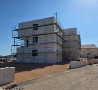 CHORVÁTSKO - Moderné apartmány 80 m od mora - SRIMA, VODICE - Stavebný projekt v meste Srima, obklopený lešením a pobrežným prostredím.
