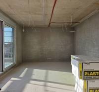 CHORVÁTSKO - Moderné apartmány 80 m od mora - SRIMA, VODICE - Prázdna miestnosť s betónovým stropom a veľkými oknami v 3-izbovom byte.