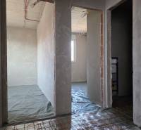 CHORVÁTSKO - Moderné apartmány 80 m od mora - SRIMA, VODICE - Interiér rozostavaného 3-izbového bytu s pohľadom na stavenisko a okná.