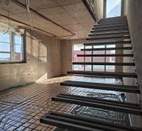 CHORVÁTSKO - Moderné apartmány 80 m od mora - SRIMA, VODICE - Stavebný proces 3-izbového bytu so schodiskom a oknami, bez povrchovej úpravy.