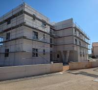 CHORVÁTSKO - Moderné apartmány 80 m od mora - SRIMA, VODICE - Stavebný projekt 3-izbového bytu v SRIMA, obklopený lešením v slnečnom počasí.