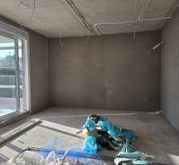 CHORVÁTSKO - Moderné apartmány 80 m od mora - SRIMA, VODICE - Izba v 3-izbovom byte s betónovými stenami a materiálmi na podlahe.