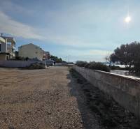 CHORVÁTSKO - Moderné apartmány 80 m od mora - SRIMA, VODICE - Pohľad na ulice so stavbami v SRIMA a slnečným počasím.