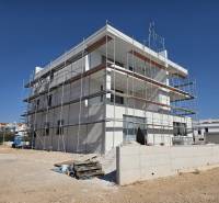 CHORVÁTSKO - Moderné apartmány 80 m od mora - SRIMA, VODICE - Budova v SRIMA s lešením, pracuje sa na 3-izbovom byte.