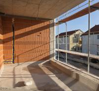 CHORVÁTSKO - Moderné apartmány 80 m od mora - SRIMA, VODICE - Stavebný proces na balkóne trojizbového bytu v meste Srima, lešenie a tehlové steny.