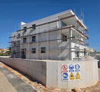 CHORVÁTSKO - Moderné apartmány 80 m od mora - SRIMA, VODICE - Budova s lešením v SRIME, 3-izbový byt vo výstavbe.