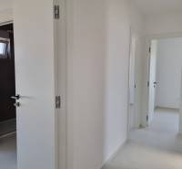 CHORVÁTSKO - 4 izbové apartmány s priestrannými pivnicami - VODICE - Chodba 4-izbového bytu s bielymi stenami a otvorenými dverami.