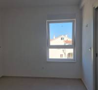 CHORVÁTSKO - 4 izbové apartmány s priestrannými pivnicami - VODICE - Izba v 4-izbovom byte s výhľadom na záhradu, svetlé steny, okno.