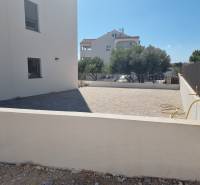 CHORVÁTSKO - 4 izbové apartmány s priestrannými pivnicami - VODICE - Dvor pri 4-izbovom byte vo Vodiciach s vydláždenou terasou a nízkym plotom.