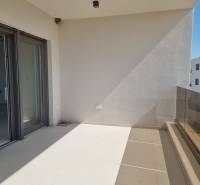 CHORVÁTSKO - 4 izbové apartmány s priestrannými pivnicami - VODICE - Balkón 4-izbového bytu vo Vodiciach so skleneným zábradlím a posuvnými dverami.