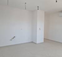 CHORVÁTSKO - 4 izbové apartmány s priestrannými pivnicami - VODICE - Prázdna izba v 4-izbovom byte s bodovými svetlami a klimatizáciou.