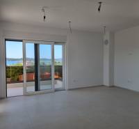 CHORVÁTSKO - 4 izbové apartmány s priestrannými pivnicami - VODICE - Priestranný interiér 4-izbového bytu s výhľadom na more cez veľké okná.