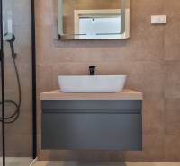 CHORVÁTSKO - 4 izbové apartmány s priestrannými pivnicami - VODICE - Kúpeľňa v 4-izbovom byte s moderným umývadlom a sprchovým kútom.