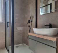 CHORVÁTSKO - 4 izbové apartmány s priestrannými pivnicami - VODICE - Kúpeľňa so sprchovacím kútom a umývadlom v 4-izbovom byte.