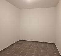 CHORVÁTSKO - 4 izbové apartmány s priestrannými pivnicami - VODICE - Prázdna miestnosť so sivými dlaždicami v 4-izbovom byte.