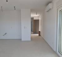 CHORVÁTSKO - 4 izbové apartmány s priestrannými pivnicami - VODICE - Priestranný interiér 4-izbového bytu s bielymi stenami a klimatizáciou.