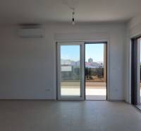 CHORVÁTSKO - 4 izbové apartmány s priestrannými pivnicami - VODICE - Priestranný obývací priestor s veľkými oknami a vyhľadom v 4-izbovom byte.